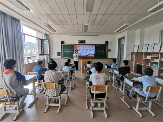召開童心迎國(guó)慶主題班會(huì).jpg