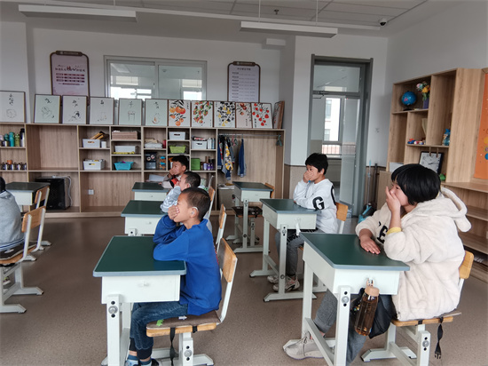 學生模仿火場逃生捂住口鼻.jpg