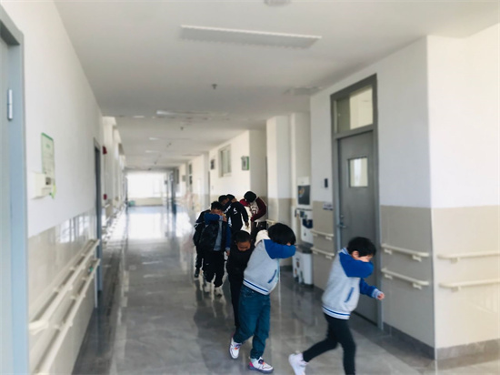 在老師的帶領下有序從教室撤離.jpg